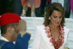 Τους «καρφώνει» όλους με τις γόβες της