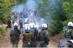 Σκουριές: Σε κρίσιμη κατάσταση ένας αστυνομικός που πυροβόλησε διαδηλωτής