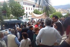 Έξω από το δικαστικό μέγαρο Ιωαννίνων έχουν συγκεντρωθεί αυτή την στιγμή 100δες κάτοικοι του Δήμου Πωγωνίου!