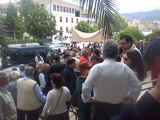 Φωτογραφία για Έξω από το δικαστικό μέγαρο Ιωαννίνων έχουν συγκεντρωθεί αυτή την στιγμή 100δες κάτοικοι του Δήμου Πωγωνίου!