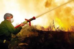 Συναγερμός από φωτιά σε χωριό του Αποκόρωνα - Μαρτυρία κατοίκου: Οι φλόγες είναι σε απόσταση αναπνοής από τα σπίτια