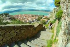 Κατέβηκε και τα 999 σκαλιά στο Παλαμήδι με... ποδήλατο