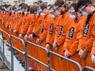 Φωτογραφία για Πρωτοφανή βασανιστήρια για τους απεργούς πείνας στο Γκουαντάναμο - Περνούσαν σωληνάκι 61 εκ. στον οισοφάγο τους!