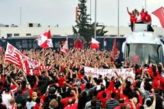 ΟΙ ΠΡΩΤΑΘΛΗΤΕΣ ΕΦΕΡΑΝ ΤΗΝ ΚΟΥΠΑ... ΣΠΙΤΙ ΤΗΣ ΚΑΙ ΜΙΛΗΣΑΝ ΓΙΑ ΟΛΑ!