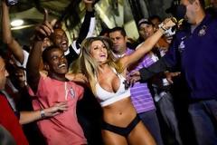 Με τις...καμπύλες της ανύψωσε το ηθικό των φιλάθλων!