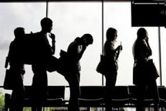 Οινόφυτα: Χάιδευε την βαλίτσα του και έβαλε υποψίες!