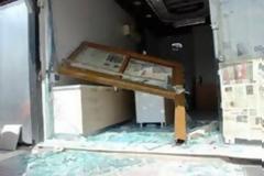 Μεθυσμένος οδηγός φορτηγού... στόλισε βιτρίνα καταστήματος...