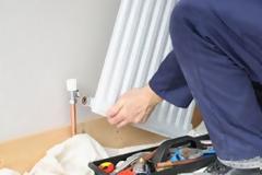 Ανάσα σε ελεύθερους επαγγελματίες με μείωση εισφορών και ρύθμιση χρεών