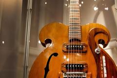 Στο «σφυρί» σπάνια κιθάρα των Beatles