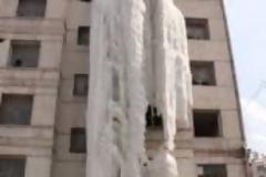 Κίνα: Δημιούργησε καταρράκτη πάγου ως ένδειξη διαμαρτυρίας