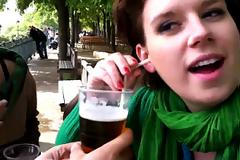 Φοιτήτρια πίνει την μπύρα από το αυτί! [video]