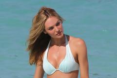 Η Candice Swanepoel είναι υπέροχη με λευκό μπικίνι στην παραλία