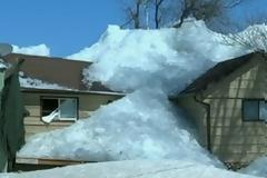 Εντυπωσιακό τσουνάμι πάγου βγαλμένο από ταινία τρόμου «καταπίνει» τα πάντα στο πέρασμά του [video]