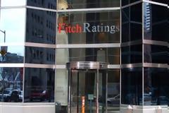 Αναβαθμίζει την Ελλάδα σε «B-» η Fitch