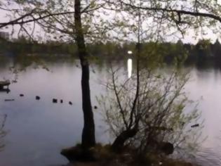Φωτογραφία για Μυστηριώδες φως καταγράφηκε σε λίμνη της Ρωσίας (Βίντεο)