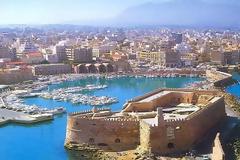 Άνθρωπος στη θάλασσα... λόγω ζέστης!