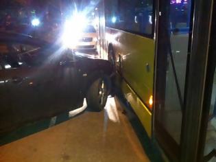 Φωτογραφία για Λεωφορείο του ΟΑΣΘ συγκρούστηκε με ΙΧ στον Εύοσμο - Ανήλικος ο οδηγός του ΙΧ, λένε αυτόπτες μάρτυρες