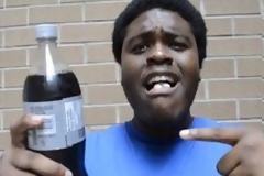 Ο νεαρός αποφάσισε να πιει Coca Cola με ...Mentos! [Video]