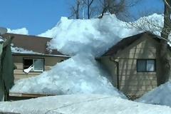 Τσουνάμι πάγου εισβάλλει στη στεριά και «κατασπαράσσει» τα πάντα [Video]