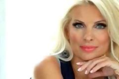 Eλένη Μενεγάκη: «Eρωτευόμαστε ό,τι μας έρχεται κατακέφαλα»