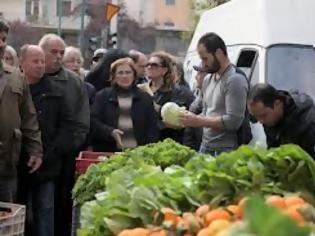Φωτογραφία για Πωλητές λαϊκών αγορών μοιράζουν οπωρολαχανικά