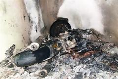 Πάτρα: Στις φλόγες δύο δίκυκλα τα ξημερώματα