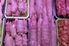 Τριφυλία: πρόλαβαν τον κρεοπώλη πριν ρίξει στην αγορά 150 κιλά εντόσθια ληγμένα από το 2012!