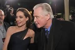Από το διαδίκτυο έμαθε ο πατέρας της Angelina Jolie για την μαστεκτομή
