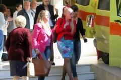 Aγωνία στο ''Αγλαϊα Κυριακού'' για τον 11χρονο που μαχαιρώθηκε από κλόουν ξενοδοχείου - Τα δάκρυα της μητέρας του κατα της αεροδιακομιδή - Δείτε φωτο