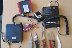 Πάτρα: Kυκλοφορούσε με σουγιάδες, μαχαίρια και ασύρματους - Δείτε φωτο