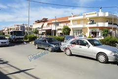 Πρέβεζα: Τροχαίο με υλικές - Δύο οχήματα χτύπησαν ένα τρίτο με διαφορά δέκα λεπτών