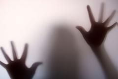 Σοκ στη Θεσσαλονίκη: Aνήλικη έκοψε τις φλέβες της γιατί τη βίαζε ο πατέρας της επί 10 χρόνια