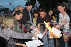 Πύργος: Πορεία και συγκέντρωση της ΕΛΜΕ Ηλείας - Έκαψαν τα φύλλα επίταξης!