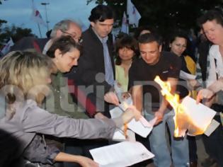 Φωτογραφία για Πύργος: Πορεία και συγκέντρωση της ΕΛΜΕ Ηλείας - Έκαψαν τα φύλλα επίταξης!