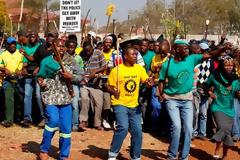 Συνεχίζουν την απεργία οι μεταλλεργάτες στη Ν. Αφρική