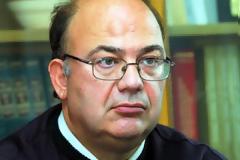 Αναγνώστης καλεί να δούμε πέρα από τα προφανή...