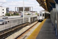 Δείτε το σοκαριστικό βίντεο με την πτώση μωρού στις σιδηροδρομικές γραμμές και το πέσιμο της μητέρας να το σώσει!