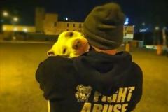 Έκανε πρόταση γάμου με τη βοήθεια του σκύλου του!