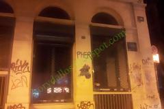 Σαν θαύμα: Αποκαλύπτεται σύνθημα του '90 σε άδειο εμπορικό του κέντρου...