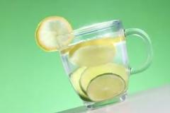 Υγεία: Γιατί πρέπει να πίνουμε το πρωί ζεστό νερό με λεμόνι!