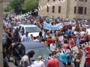 Φωτογραφία για Συλλαλητήριο Διαμαρτυρίας στη Ρόδο για τις περικοπές οργανικών θέσεων στα Δημοτικά Σχολεία