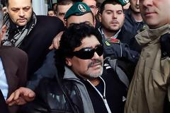 Ο Μαραντόνα εκτός εαυτού πετούσε πέτρες σε δημοσιογράφους