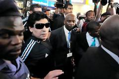 Ο Μαραντόνα επιτέθηκε με πέτρες σε δημοσιογράφους