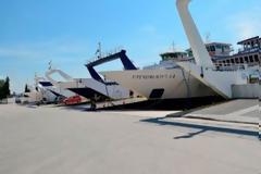 Σε άτακτη υποχώρηση οι κοινοπραξίες πορθμείων της Σαλαμίνας