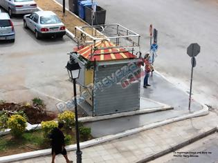 Φωτογραφία για Πρέβεζα: Τσιμέντωσαν τα παρτέρια για να έχει πρόσβαση το περίπτερο