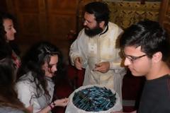 Ο Μητροπολίτης τους χάρισε στυλό για να γράψουν στις Πανελλήνιες