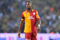 Οπαδός έκανε τάκλιν στον Ντρογκμπά [Video]