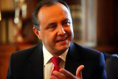 Περιοδεύων θίασος ο υπουργός Καράογλου!