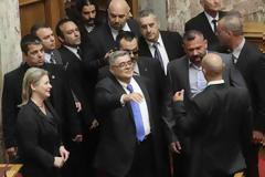 Έγινε πάλι ΜΠΑΧΑΛΟ η Βουλή με βουλευτή της Χρυσής Αυγής - Απίστευτο βρίσιμο και ένταση