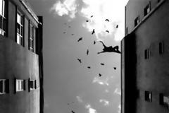 Τους πρόλαβε ... με το περίστροφο στο κομοδίνο!